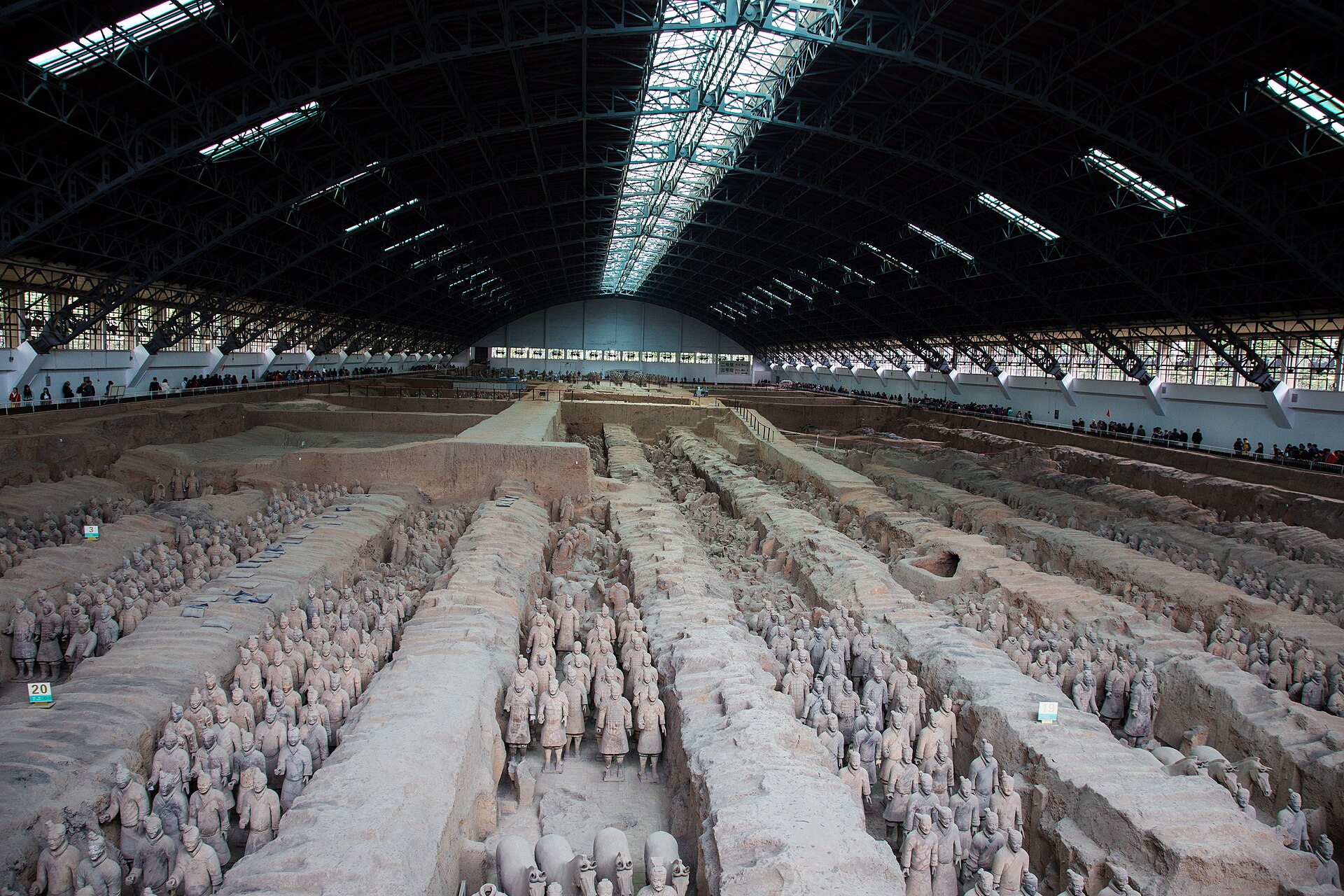 西安兵马俑导游讲解场景